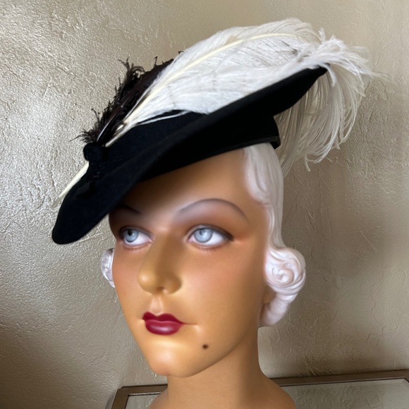 STRIKING 1940s\' BLACK FELT TILT HAT WITH BLACK/WHITE OSTRICH FEATHERS main image 6